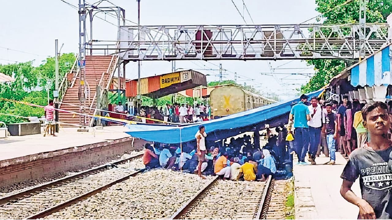 बिहार के बड़हिया स्टेशन पर धरना-प्रदर्शन से 23 ट्रेनें रद्द, 39 का रूट बदला, आज ये ट्रेनें रहेंगी कैंसिल