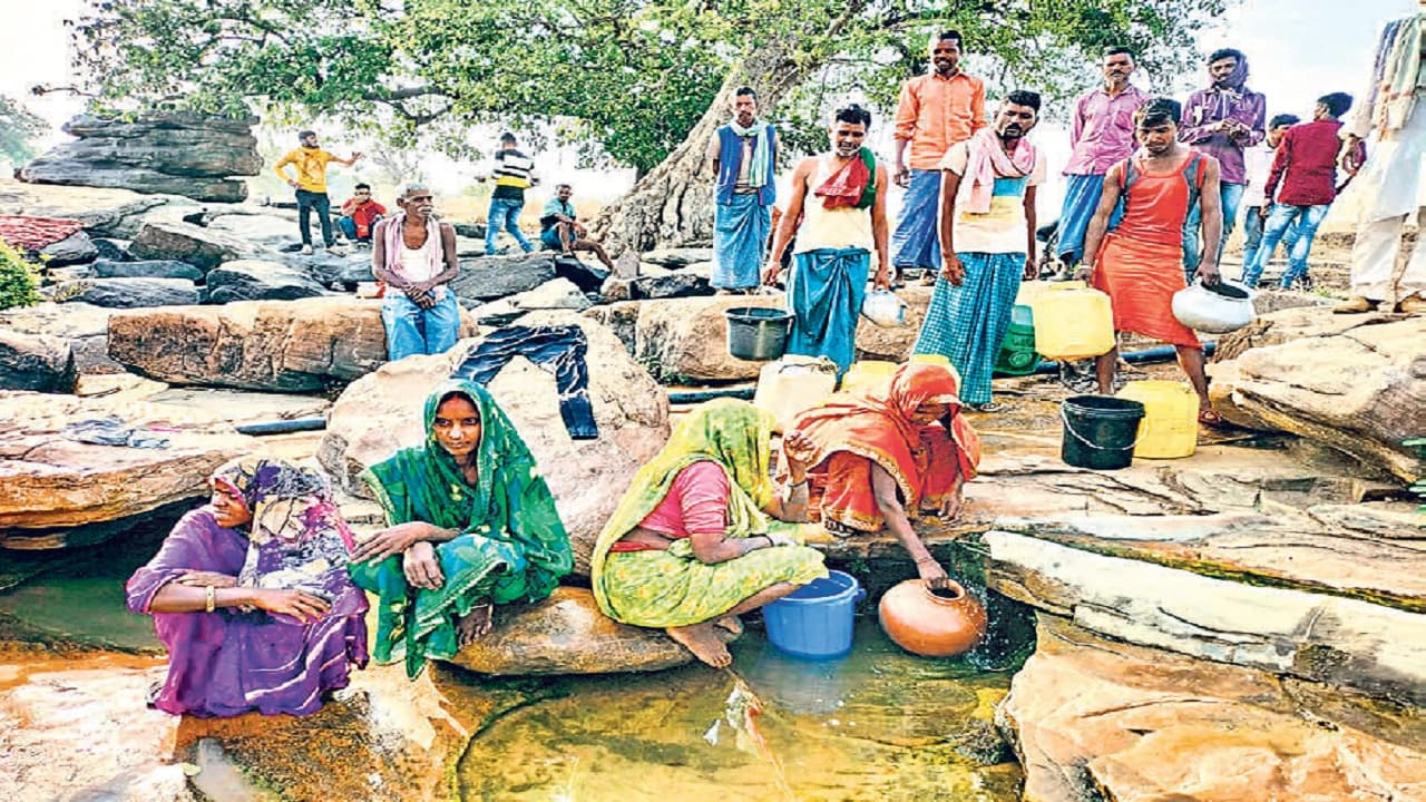 सरकारी योजनाएं नहीं बदल सकीं स्थिति, कैमूर पहाड़ी पर 17 गांवों के लिए चुएं का पानी ही जीवन का सहारा