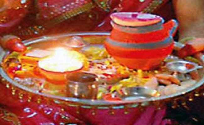 Karwa Chauth Puja Vidhi, Muhurat, Moon Timing : दिखा करवा चौथ का चांद, व्रतियां ने खोला व्रत