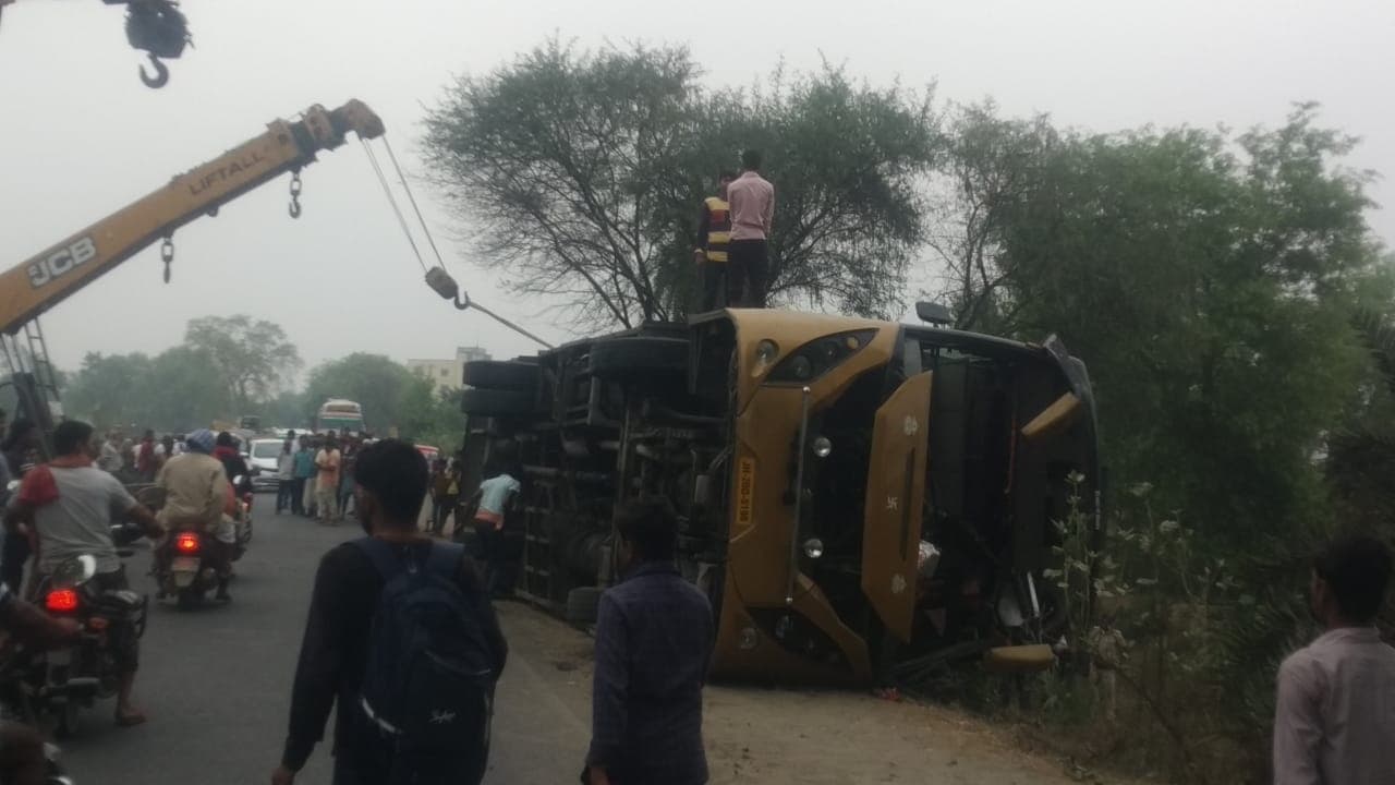 भागलपुर-दुमका मुख्य मार्ग पर ट्रक ने यात्रियों से भरी बस में मारी टक्कर, बस चालक की मौत, कई यात्री घायल