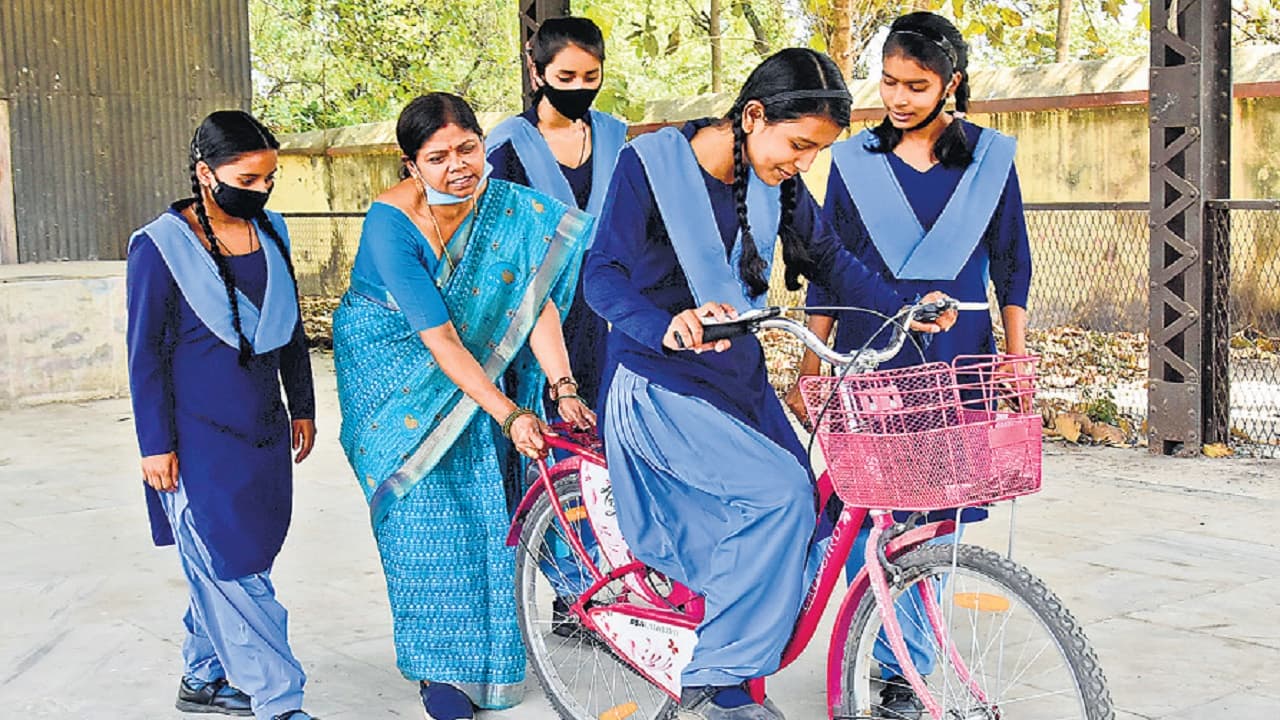 बांकीपुर गर्ल्स हाइस्कूल की शिक्षिका की अनोखी पहल, पढ़ाई न छूटे इसलिए छात्राओं को सिखा रहीं साइकिल