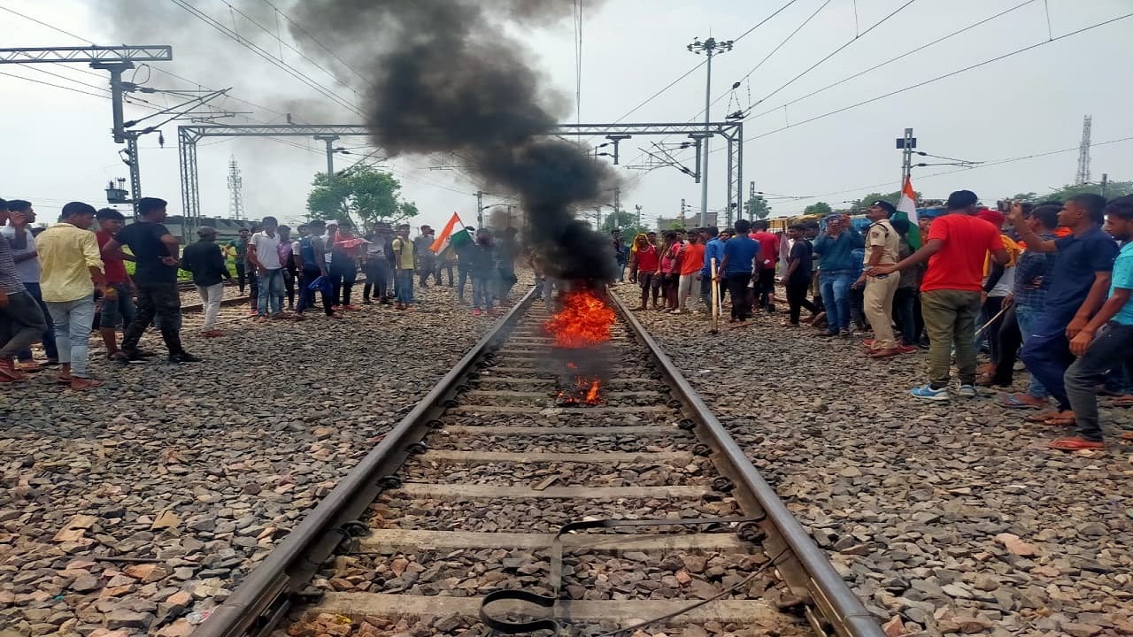 पश्चिम बंगाल: देर रात रिसड़ा स्टेशन के पास तोड़फोड़, आगजनी बमबाजी, मेन लाइन में जगह-जगह रुकी रहीं ट्रेनें