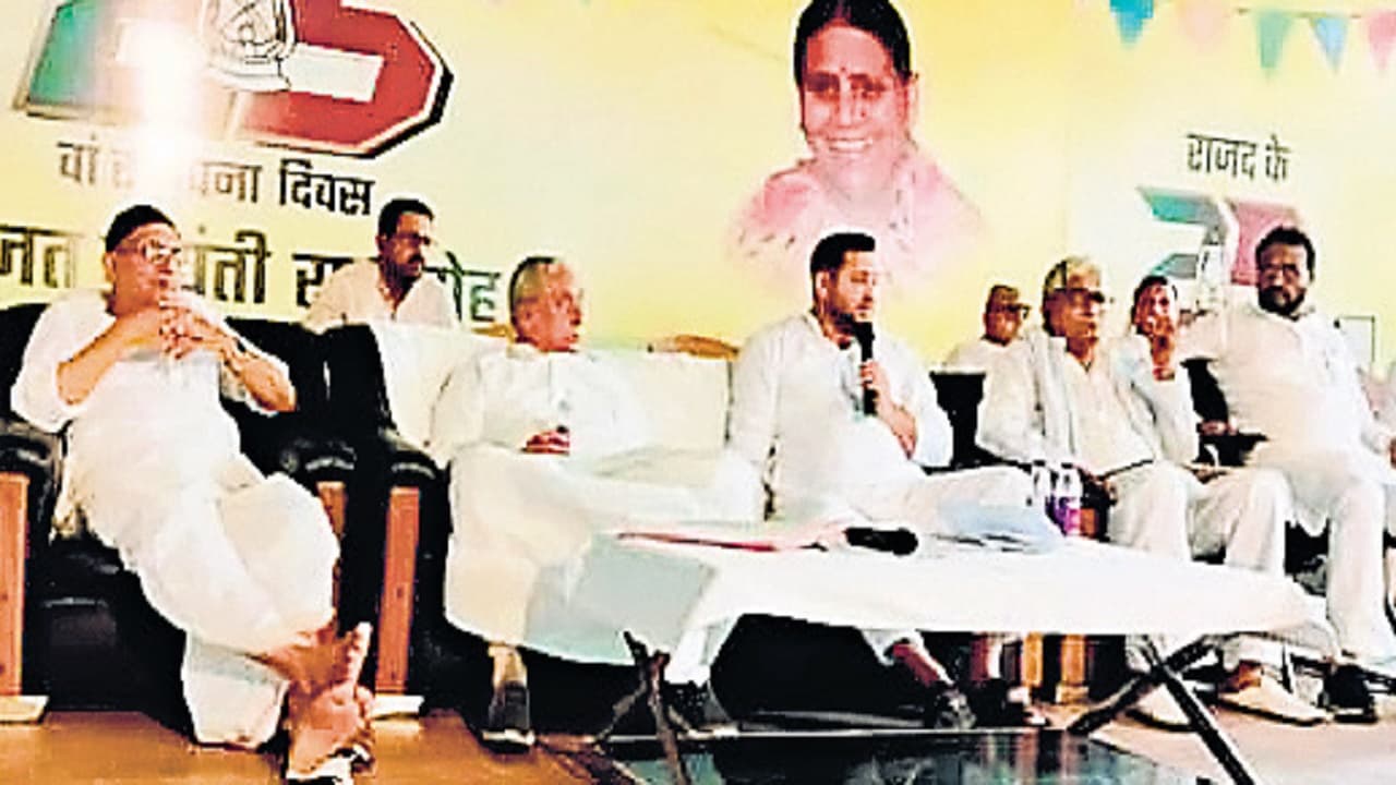 सुपौल में घर पर पलटा गिट्टी भरा ट्रक, सो रहे परिवार के 4 लोग दबे, भाई-बहन की मौत, मां-बेटे की हालत गंभीर