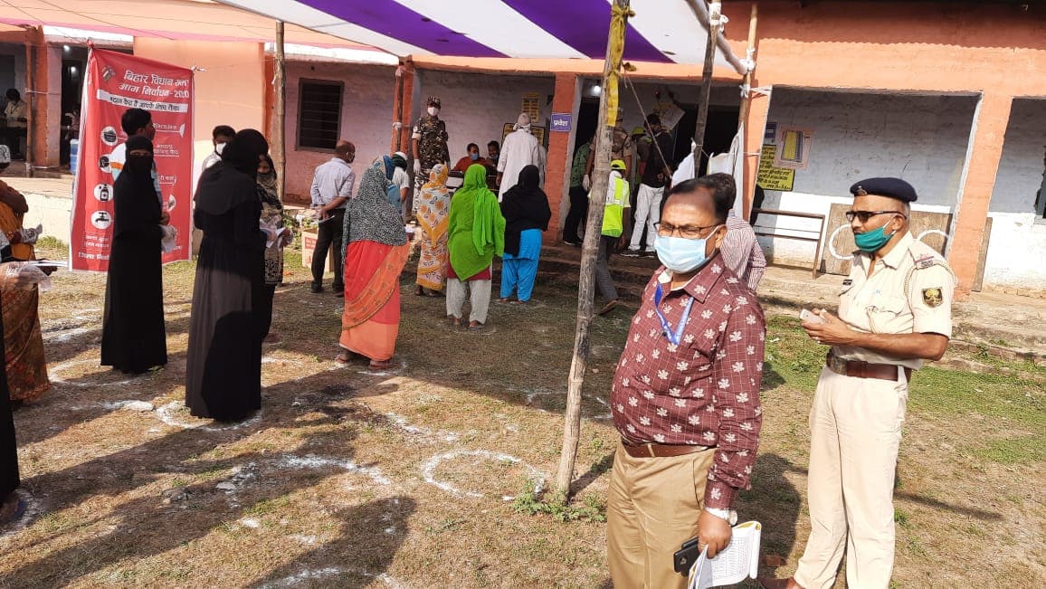 Bihar Election News: पहला वोटर बनने की हसरत रह गई अधूरी, बूथ पर मतदान के पहले खैनी कारोबारी की थमी सांसें