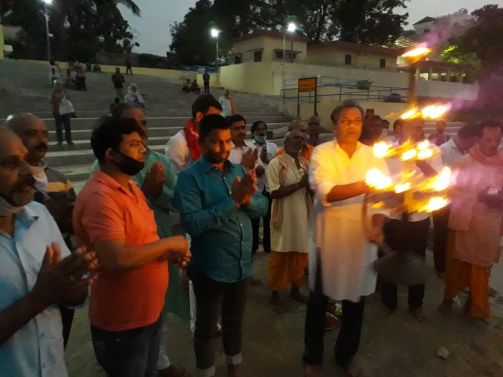 हर हर गंगे के जयकारों से गूंजा गंगा घाट, गंगा दशहरा पर मां गंगा की महाआरती