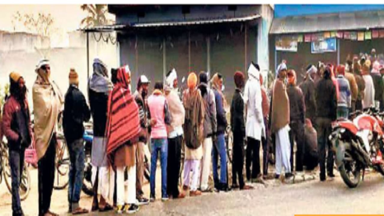 छपरा में सुबह से लग रही कतार, शाम में निराश लौट रहे किसान, जानें गया, सासाराम और कैमूर का हाल