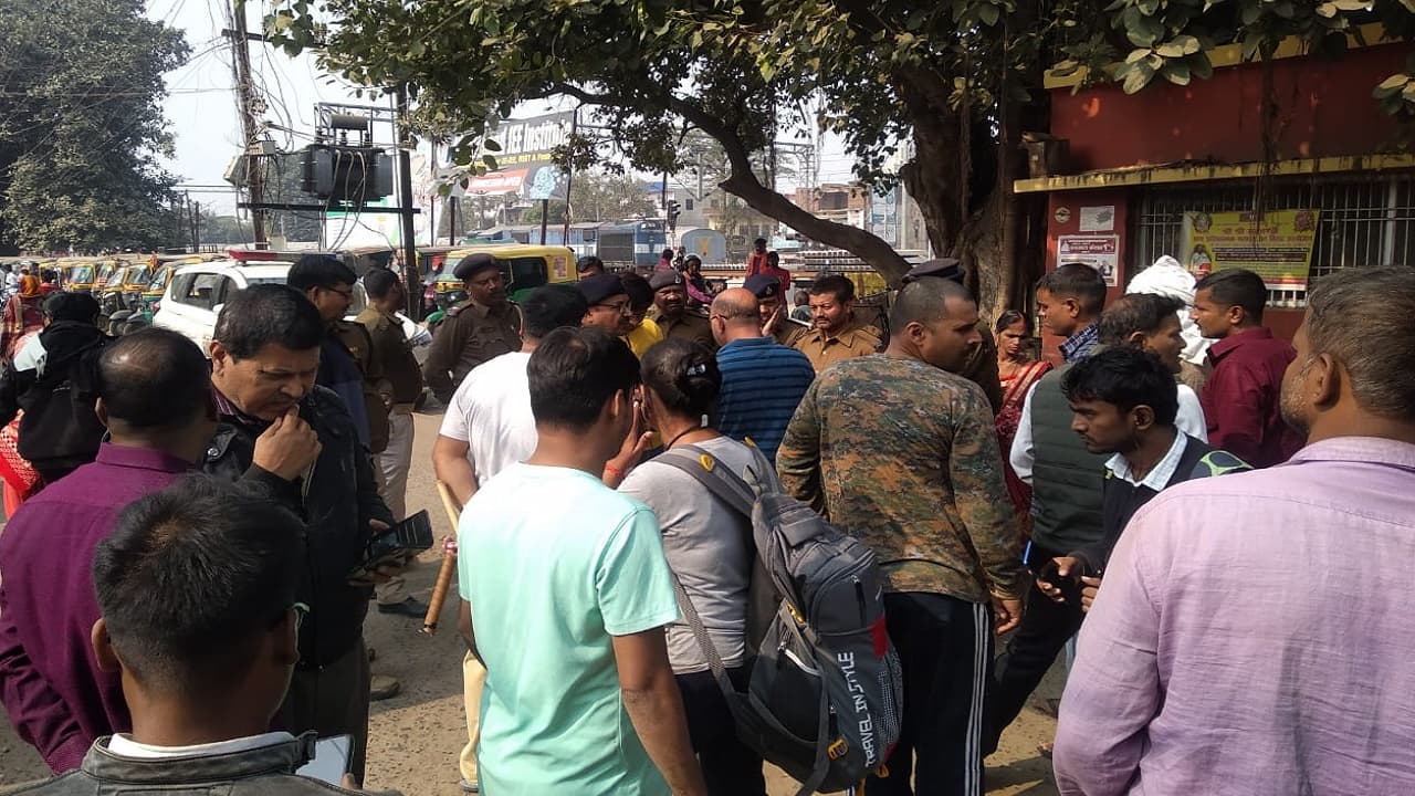बिहटा रेलवे स्टेशन पर तत्काल टिकट कटाने को लेकर हुआ विवाद, अपराधियों ने की ताबड़तोड़ फायरिंग
