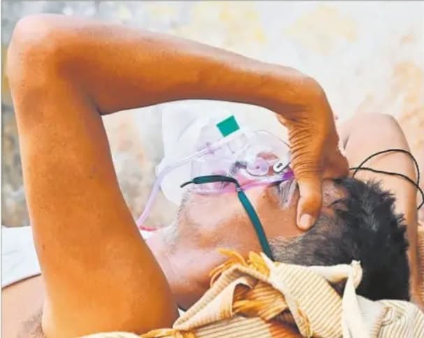 कोरोना से पीड़ित परिजन के इलाज के लिए सब कुछ दांव पर लगा रहे लोग, कोई खेत तो कोई बेच रहा जेबर