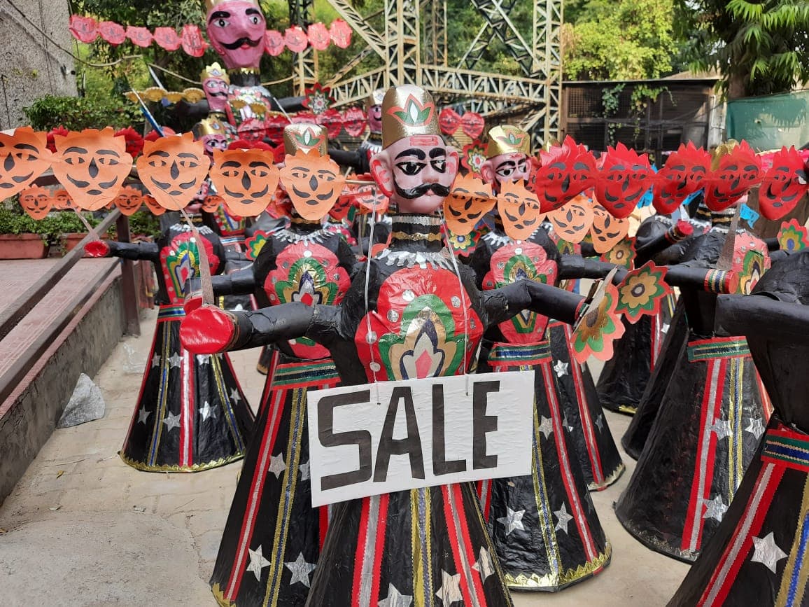 Dussehra 2020: कोरोना से लंकापति रावण भी परेशान, सज संवरकर बिकने को तैयार पर मिलता नहीं खरीदार