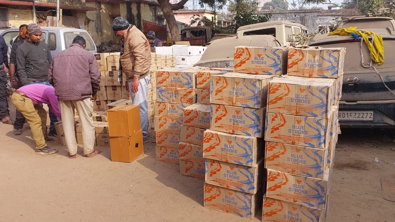 पटना पुलिस को मिली बड‍़ी कामयाबी, बिहटा से 10 लाख की शराब के साथ दो लोग गिरफ्तार