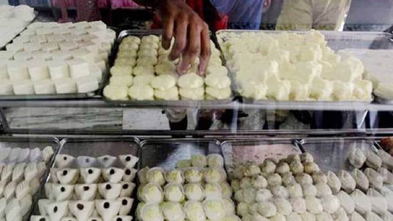 धनबाद : दिवाली को लेकर चमका मिठाई का बाजार, बड़ी दुकानों में आर्डर की लंबी फेहरिस्त