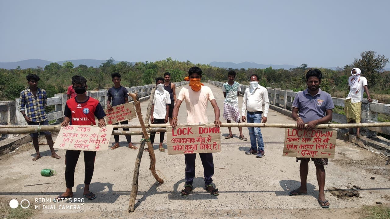 Coronavirus Lockdown: दर्जनों गांवों में ग्रामीणों ने बैरियर लगाकर बाहरी लोगों के प्रवेश पर लगायी रोक