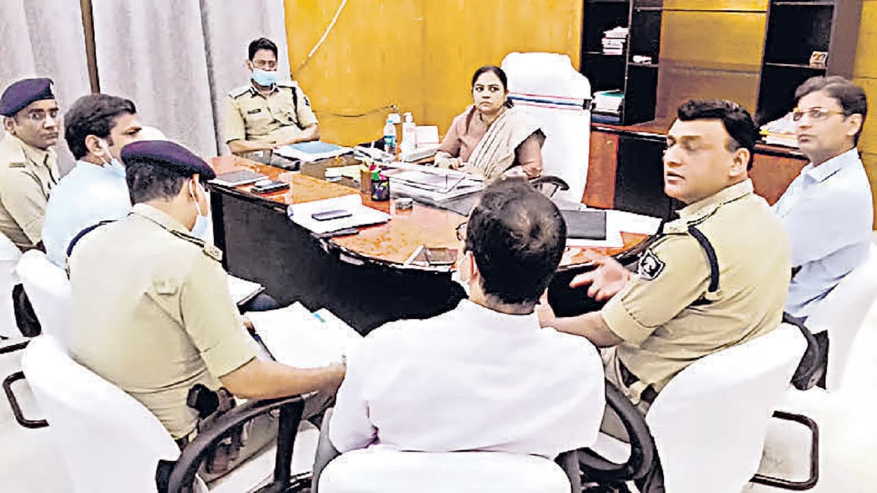 ज्वेलरी दुकान से चोरों ने उड़ाए 13 लाख के आभूषण, सीसीटीवी में आया संदिग्ध, पहचान करने में जुटे पुलिस पदाधिकारी