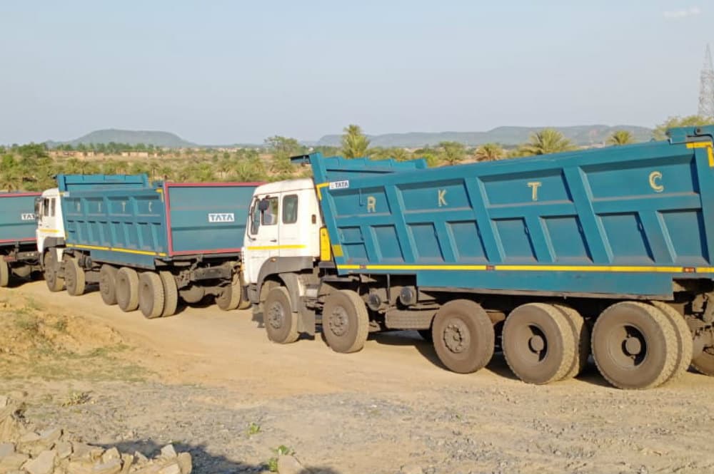 ग्रामीण इलाके से कोयले की अवैध ढुलाइ से ग्रामीण परेशान, बड़कागांव विधायक ने दी चेतावनी