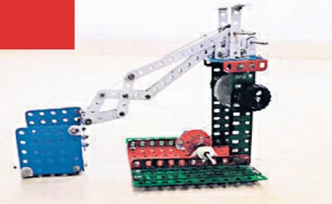 गया में सेंसरयुक्त डस्टबीन पर काम कर रहे स्कूली बच्चे, कचरा बाहर फेंकने पर देगा अल्टीमेटम और खींच लेगा फोटो