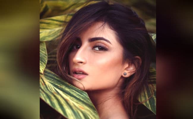 श्वेता तिवारी की बेटी पलक ने व्हाइट ड्रेस में कराया बोल्‍ड फोटोशूट, एक्ट्रेस के हॉट लुक ने सोशल मीडिया पर मचाई हलचल