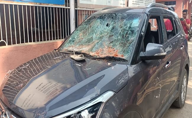 Bihar Board Exam 2021: मैट्रिक पेपर लीक होने पर छात्रों का फूटा गुस्सा, ईंट-पत्थरों से गाड़ियों के शीशे तोड़े, पुलिस बल तैनात