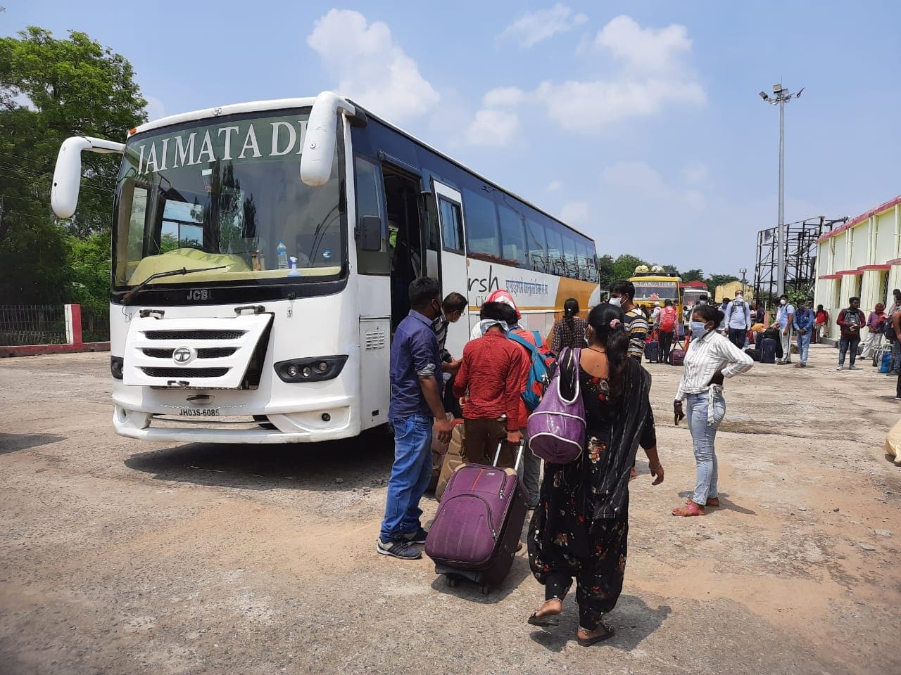 छठ में घर कैसे जाएं, बिहार आने के लिए ट्रेन के बाद अब बसों में भी नहीं मिल रहा टिकट