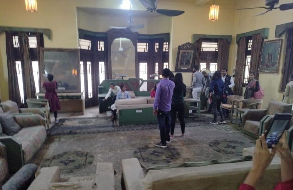 महाराजा संग्रहालय में रखे धरोहर से छेड़छाड़ पर लोगों में गुस्सा, कुलसचिव ने प्रभारी से मांगा स्पष्टीकरण