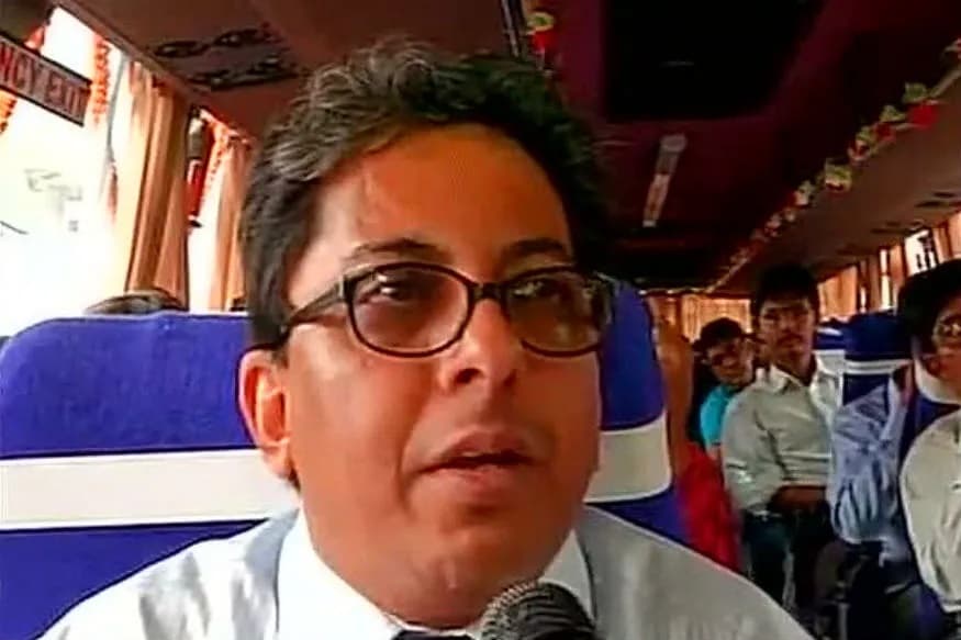 गृह सचिव अपनी पत्नी सहित गये गृह आइसोलेशन में