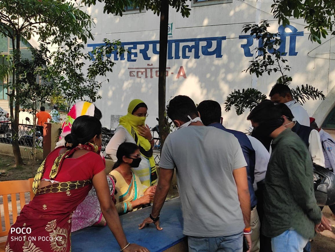 10 रुपये में मास्क और 20 रुपये में सेनिटाइजर दे रहा है जिला प्रशासन