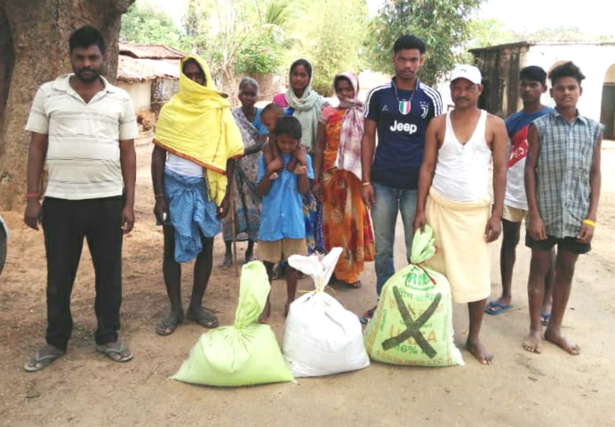 Coronavirus Lockdown: इनसे सीखें मदद करना, खुद गरीबी में फिर भी मुट्ठी भर अनाज देकर कर रहे दूसरों की मदद