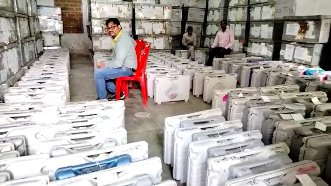 बरेली में सपाइयों का आरोप 'ईवीएम  में दब रहा सिर्फ कमल का बटन', बरेली कॉलेज में हंगामा, जानें फिर क्या हुआ...