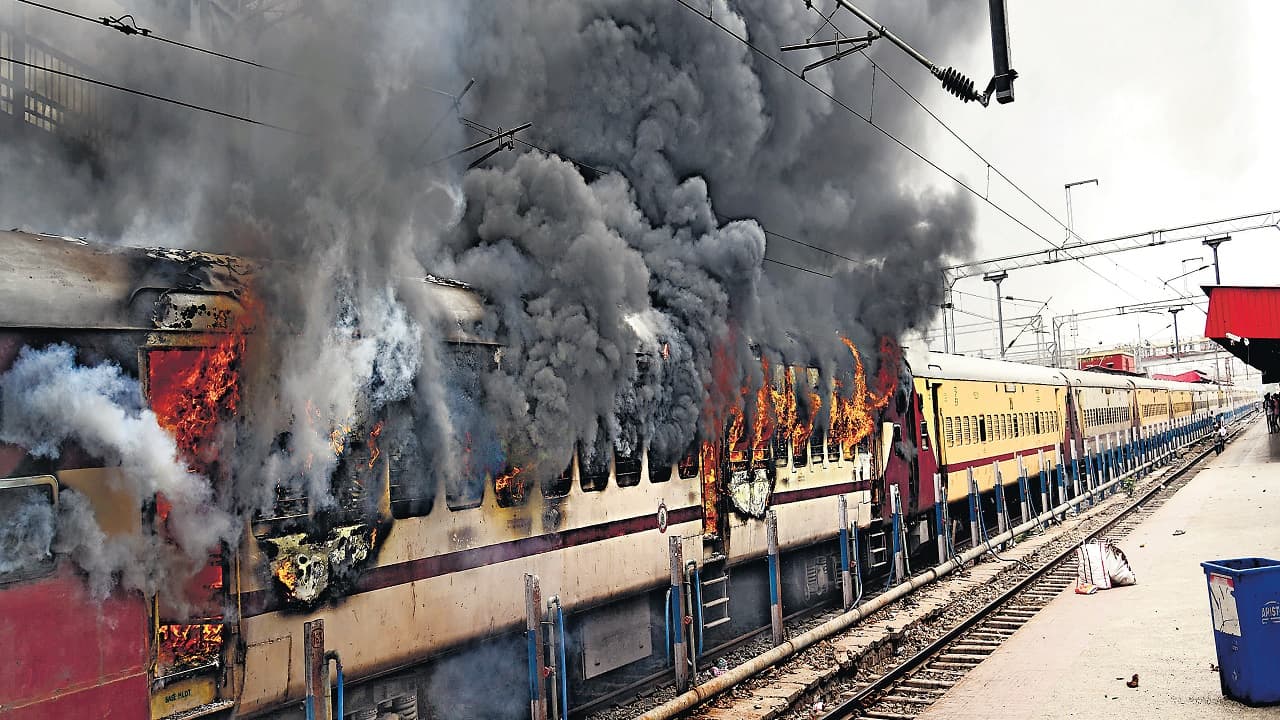 घर में सो रहे युवक की पत्थर से कूच कर हत्या, परिजनों ने प्रेमिका के पिता और भाई पर लगाया मर्डर करने का आरोप