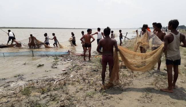 बिहार : ओवरलोडिंग के कारण गंडक में डूबी नाव, तीन लापता, सात लोगों को बचाया गया