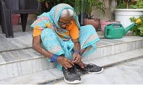 Varanasi News : साड़ी और स्पोर्ट्स शूज पहनकर 102 साल की धाविका काशी में 100 मीटर स्पर्धा के लिए तैयार