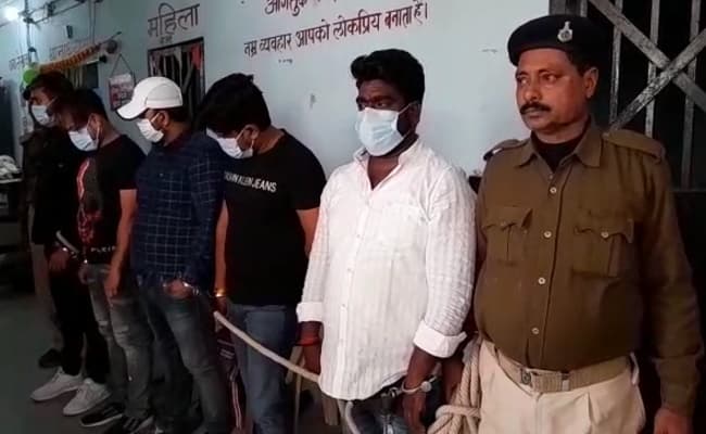 मैरेज हॉल में शराब के साथ चल रही थी बर्थ-डे पार्टी, बार-बालाओं के साथ सभी लोग लगा रहे थे ठुमके, जब पहुंची पुलिस तो...