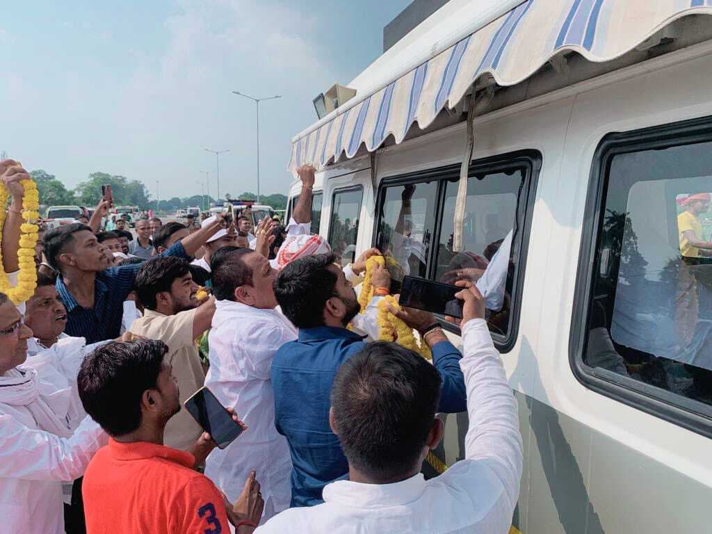 लालू यादव के छपरा पहुंचते ही बेकाबू हुए राजद कार्यकर्ता, धक्का-मुक्की में सर्किट हाउस के गेट का शीशा टूटा