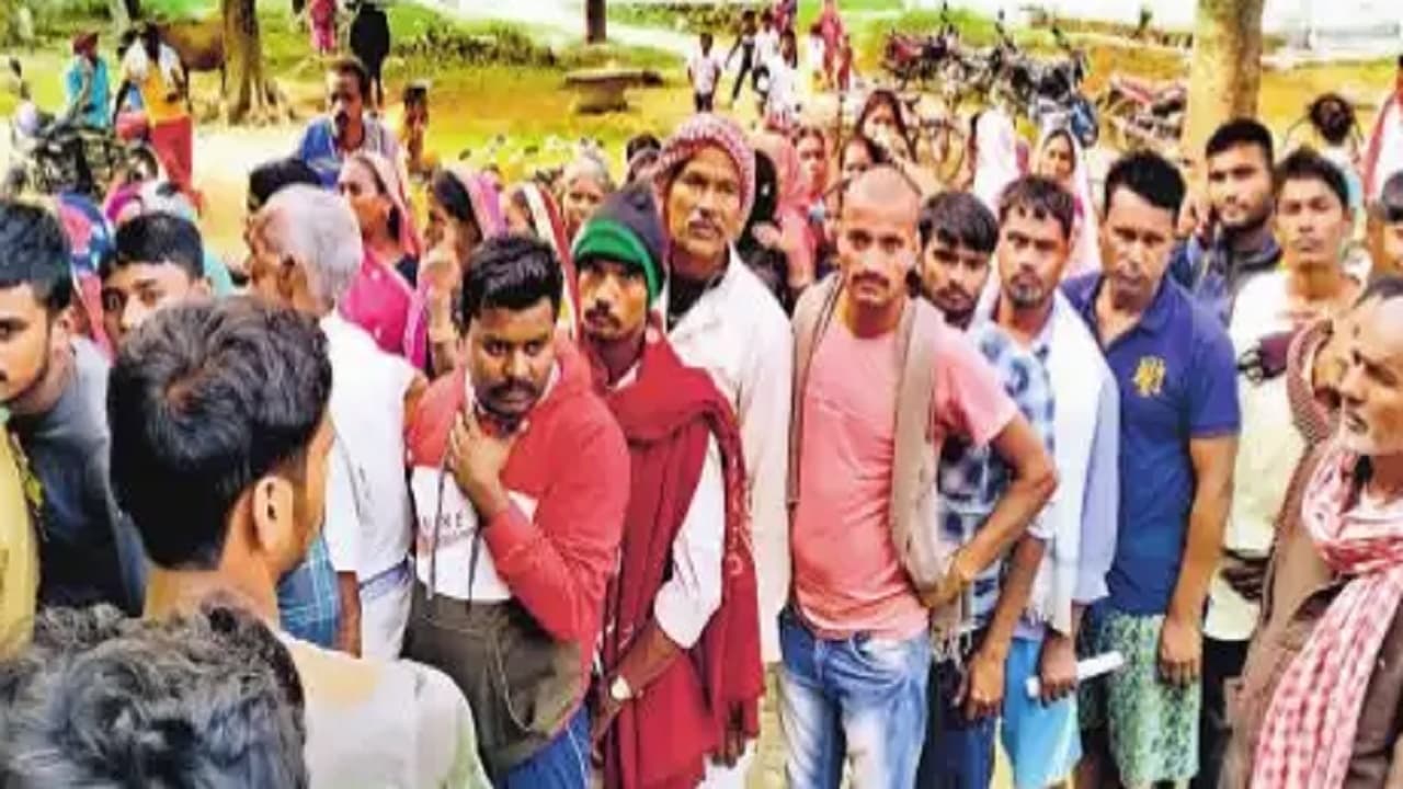 बेगूसराय में यूरिया के लिए किसानों में हाहाकार, रबि फसल पर ग्रहण, बाजार में मिल रहा डबल रेट में खाद