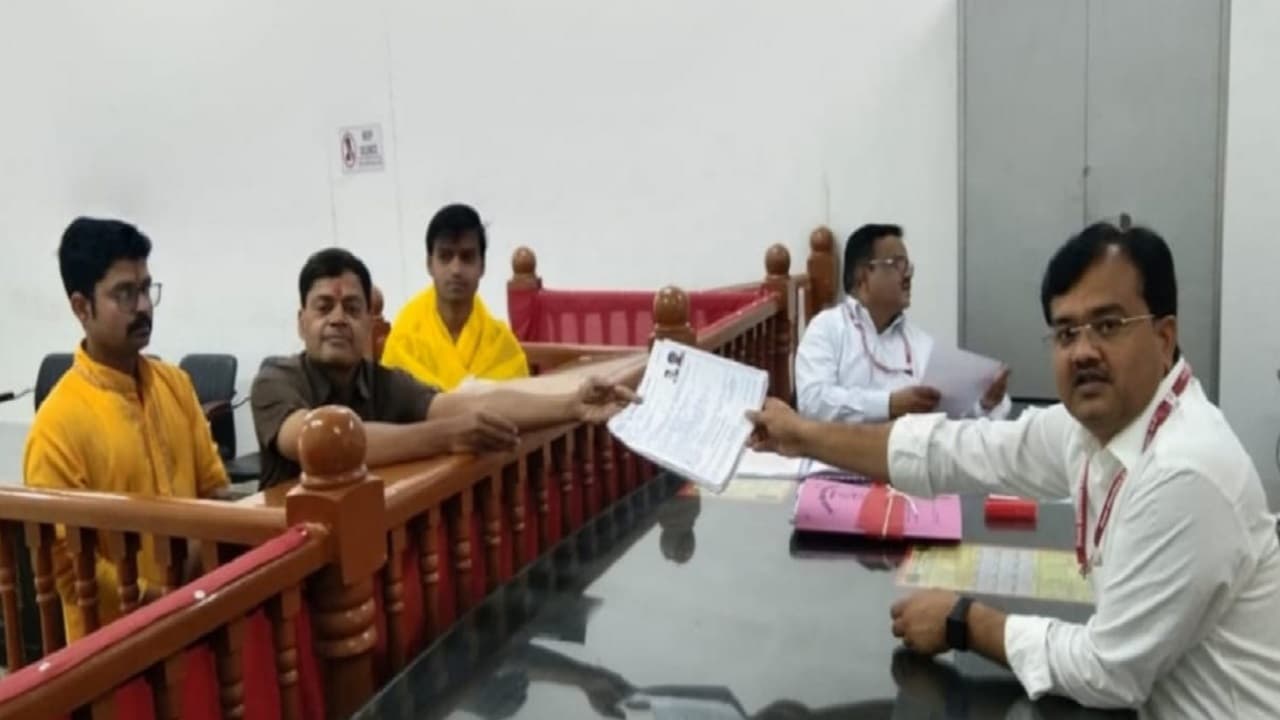 अलीगढ़ में 17 बार निर्दलीय चुनाव हार चुके पिता की विरासत को आगे बढ़ा रहे डॉक्टर बेटा, मेयर पद पर किया नामांकन