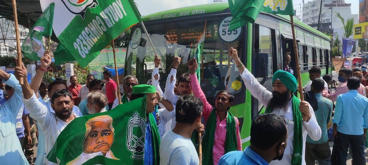 Bharat Band: भारत बंद के समर्थन में उतरा महागठबंधन, सड़क जाम, टायर जलाकर नारेबाजी कर रहे कार्यकर्ता