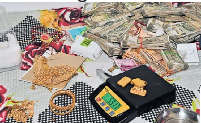 Bihar News: सासाराम के नगर आयुक्त के यहां मिला करीब 22 लाख कैश व 61 लाख का जेवर, डेढ़ वर्ष पूर्व हुई थी शिकायत