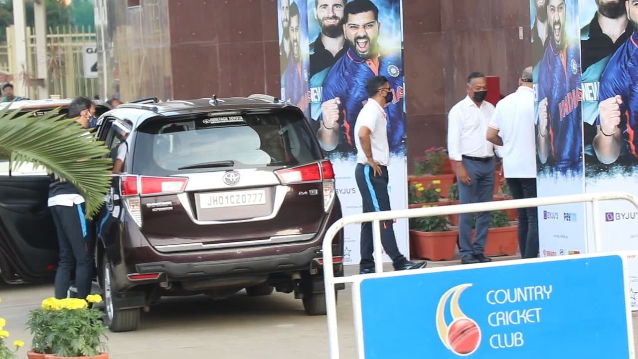IND vs NZ 2nd T20: रांची पहुंचते ही होटल से सीधे जेएससीए स्टेडियम पहुंचे कोच राहुल द्रविड़, पिच का किया मुआयना