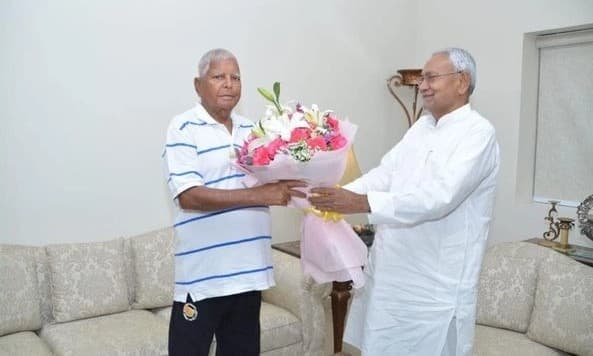 नीतीश कुमार से मिले लालू प्रसाद, विधान सभा के शीतकालीन सत्र में होंगे आर्थिक सर्वे पर बड़े फैसले