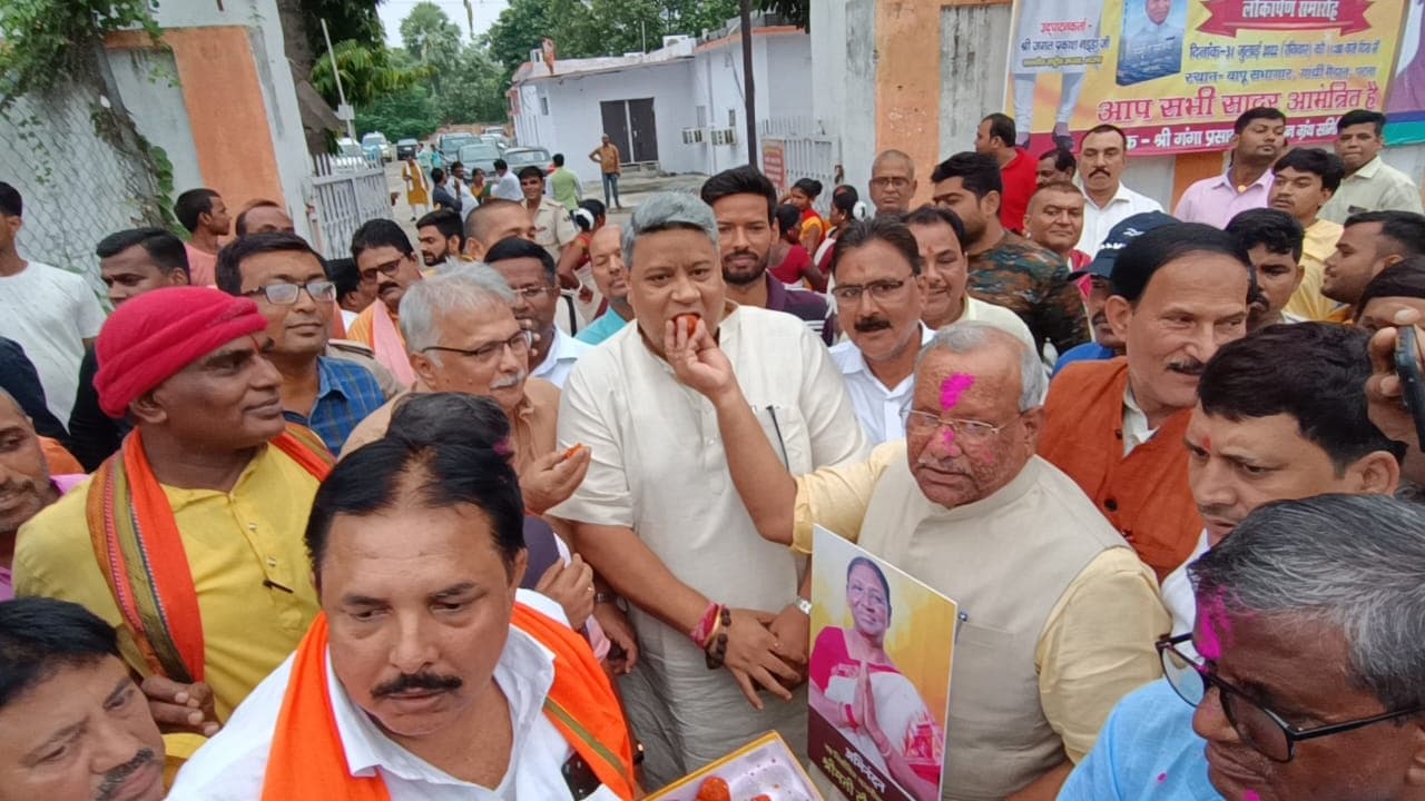 द्रौपदी मुर्मू की जीत पर पटना के भाजपा मुख्यालय में जश्न, कार्यकर्ताओं ने फोड़े पटाखे और उड़ाया गुलाल