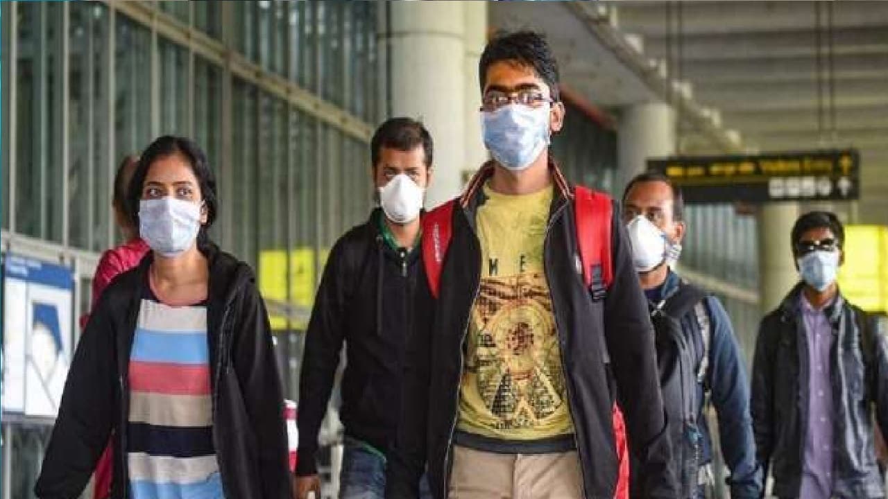 भारत में अमेरिका की तरह लोगों को मास्क से अभी नहीं मिलेगी राहत, पढ़ें क्या कहते हैं एक्सपर्ट