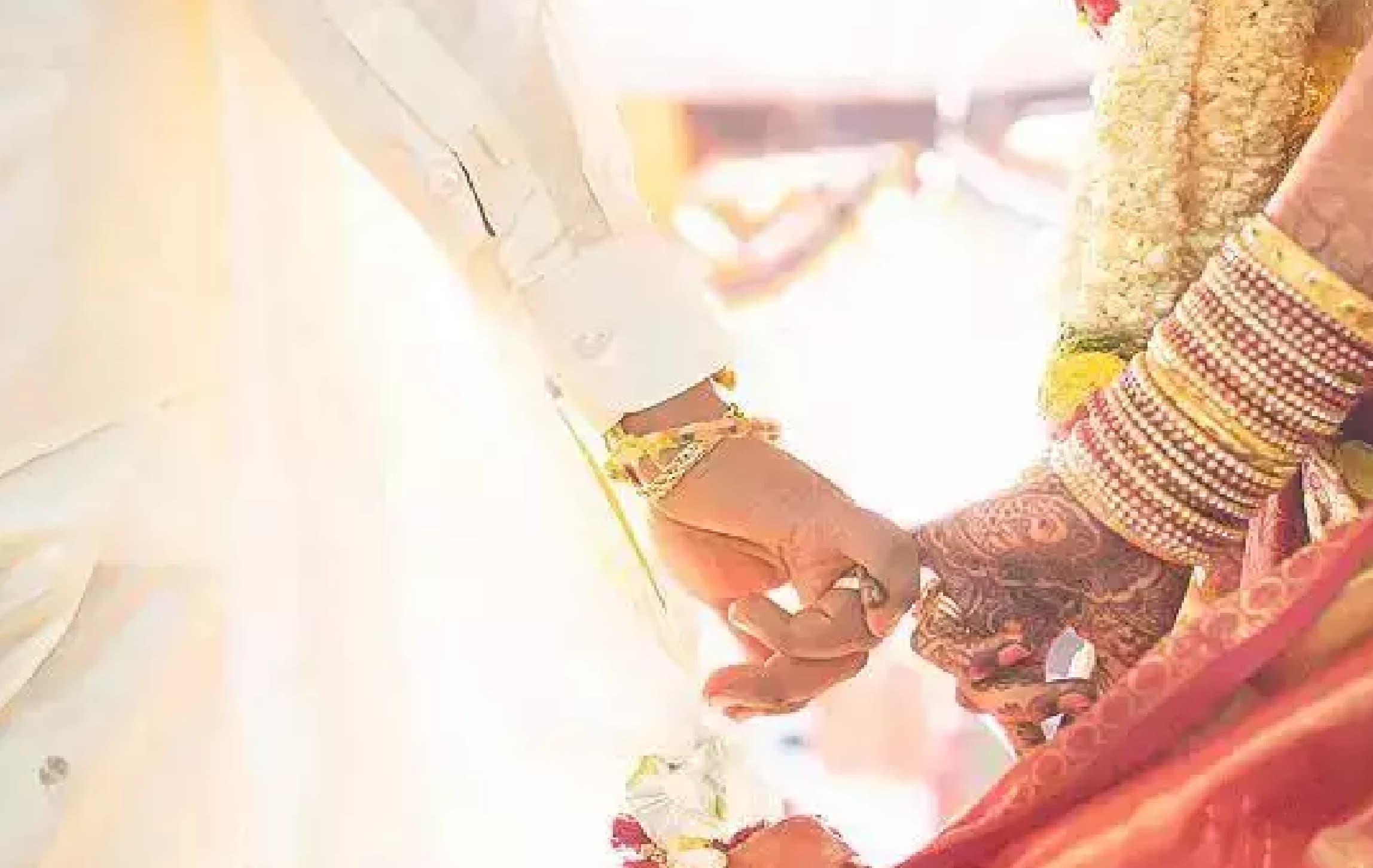 दूल्हे के बारात में पहुंची "दिल्ली वाली पत्नी" नोट दिखाकर खिंचायी फोटो और दूल्हा लेकर हो गयी फरार