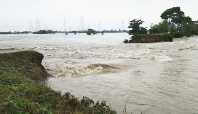 Bihar Flood 2020: गंगा व कोसी के बाद अब उग्र हुई गंडक नदी, सात जगहों पर बांध टूटने से नये इलाकों में घुसने लगा पानी