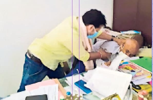 नकल करने से रोका, तो छात्र ने प्रिंसिपल को पीटा