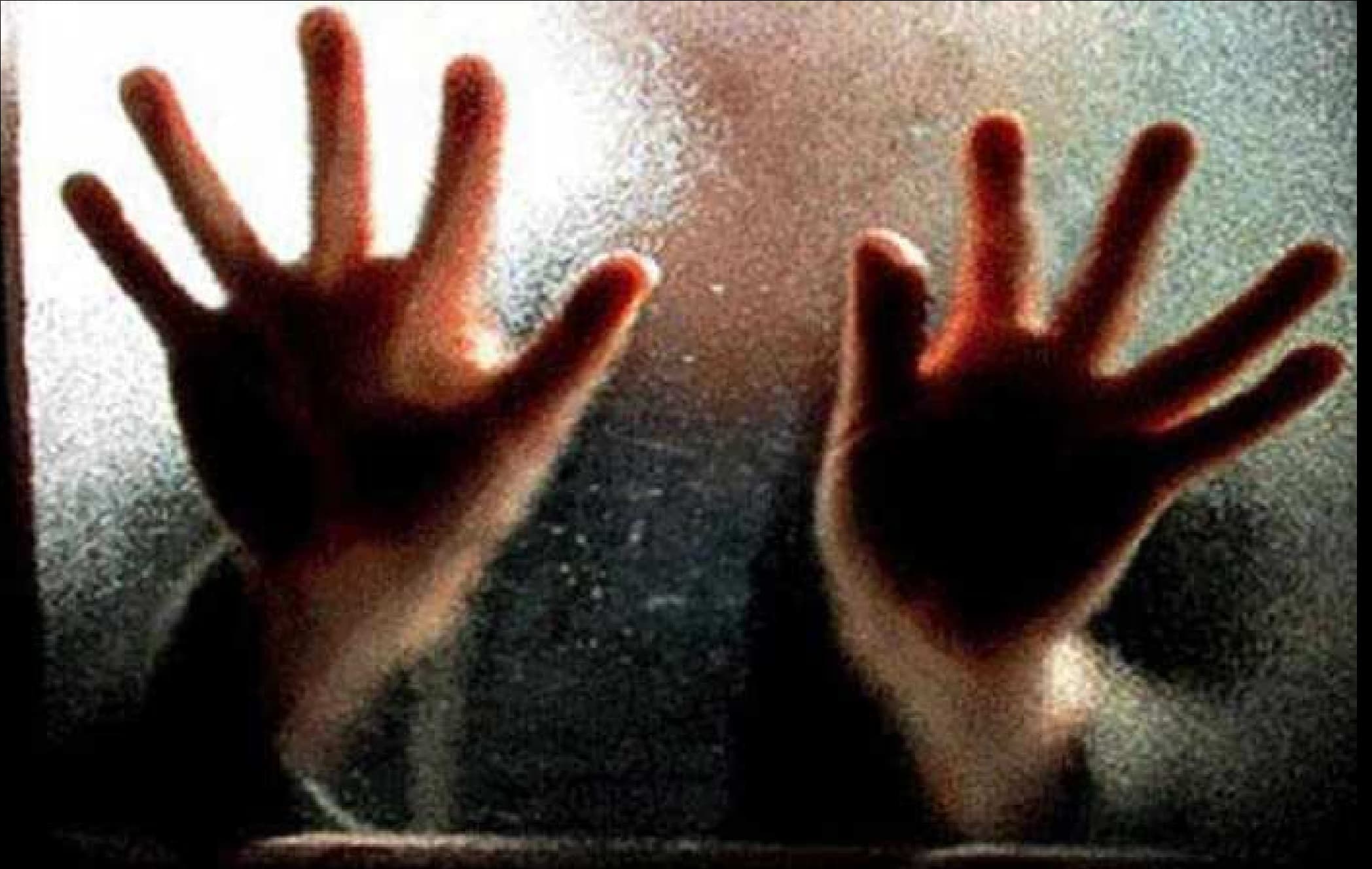 मदद के लिए युवती ने किया अपने करीबी दोस्त को फोन, दोस्त और आठ लोगों ने मिलकर किया गैंगरेप