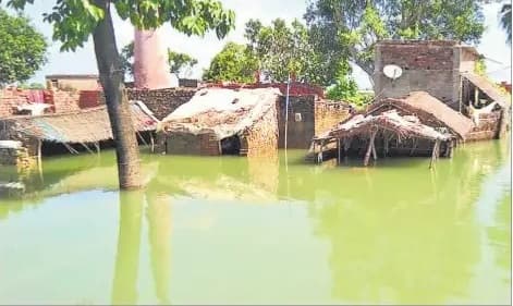 वाल्मिकीनगर बराज से छोड़ा गया पानी, जानें उफनती गंडक ने किन गांवों में बढ़ा दी चिंता