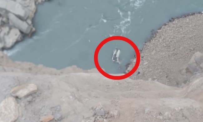 पाकिस्‍तान में सिंध नदी में गिरी बस, 25 सवारियों में से 23 की मौत