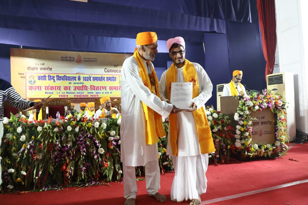 बीएचयू का 100वां दीक्षांत समारोह: धोती-कुर्ता में गोल्ड मेडल लेने पहुंचे गोपालगंज के प्रांजल गिरी