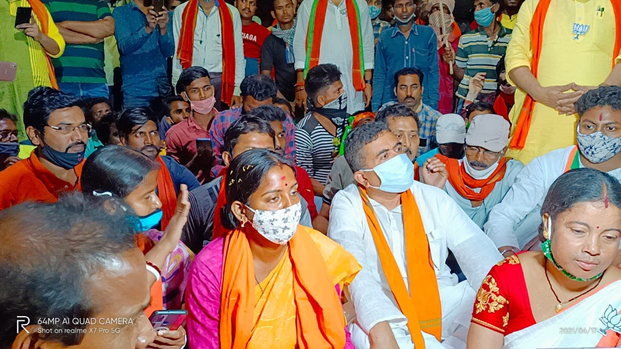 सैंथिया बीजेपी प्रत्याशी पिया साहा पर हुए हमले के विरोध में शुभेंदु अधिकारी ने किया थाने का घेराव