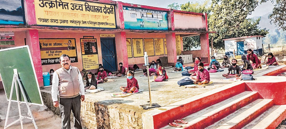 कोरोना काल में भी खुला है झारखंड के नक्सल प्रभावित इस क्षेत्र का स्कूल