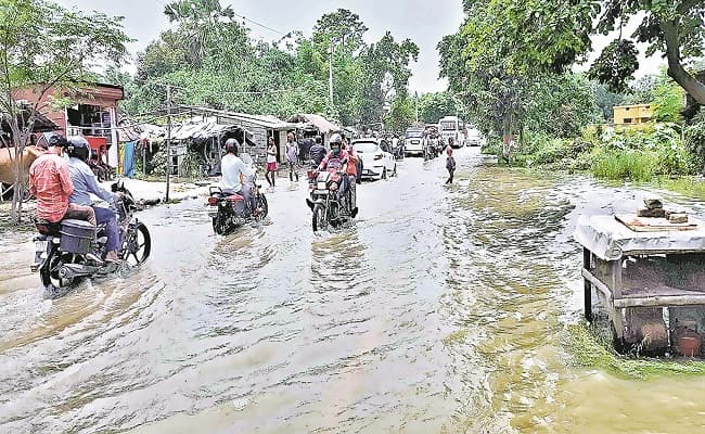 बिहार के मोतिहारी में बाढ़ का कहर जारी, शहरी मोहल्लों में घुसा पानी, गुस्साए लोगों ने विधायक को घेरा